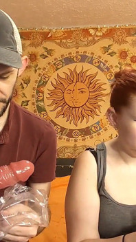 Aliny si sega con la tazza di ventosa si scopa il dildo e si masturba