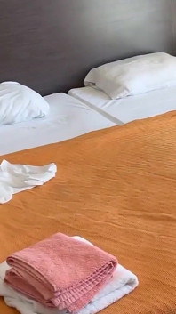 Nieplanowany seks w pokoju hotelowym między pasierbem a macochą