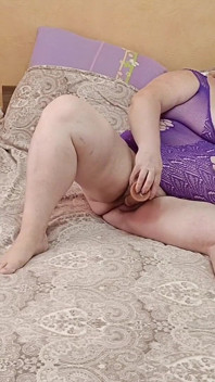 Teman wanita menguli pepek berbulu dagingnya dengan mainan seks besar