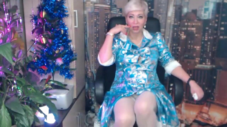AimeeParadise: 一个熟女的仪式舞蹈挑战凉爽。圣诞老人的工作人员在她嘴里和阴户里！
