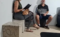 Mostrando pau na sala de espera do dentista e ela apalpou.