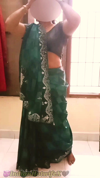 RenuRaj: Hintli tamil tombul evli kadın lux saree azdırıyor göğüslerini göbek...