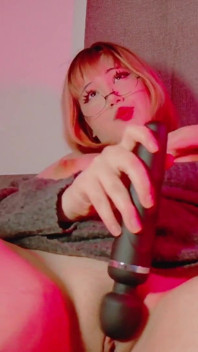Ukii Loves That Her Pussy Vibrates with the Vibrator