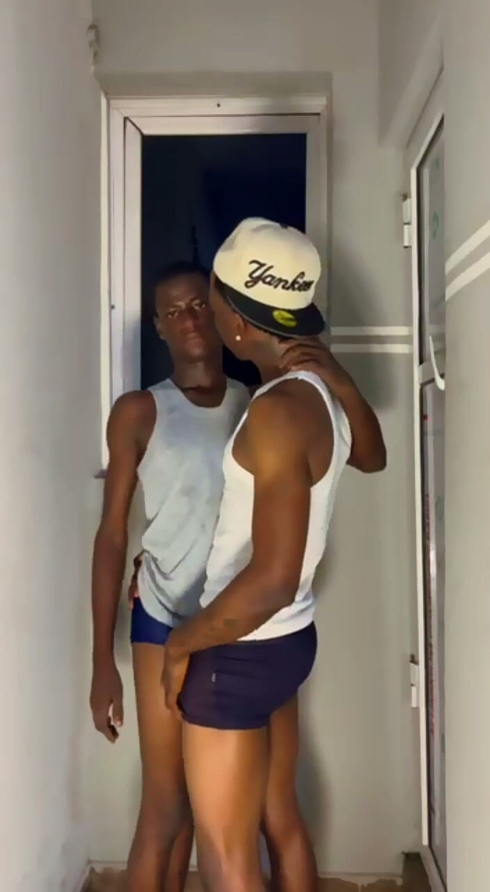 BLACKSHOOTERR: Dickpresido Scopa La Piccola Femboy Dentro Il Bagno..