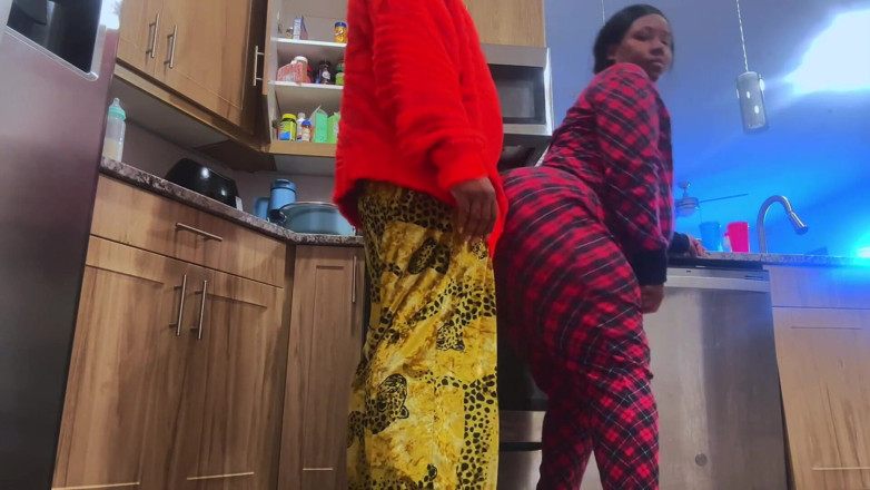 Dirty Diana Fetishes: Horsing rond in de keuken