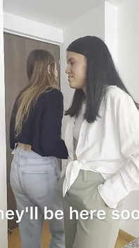 내 전 여친이 내 집에 와서 남편이 마을 을 벗어나있는 동안 섹스를 하라고 1부