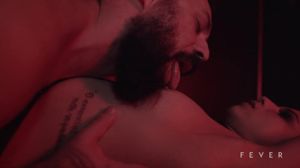 Fever Films: Młoda dziewczyna robi loda w pokoju BDSM (Fever Films)
