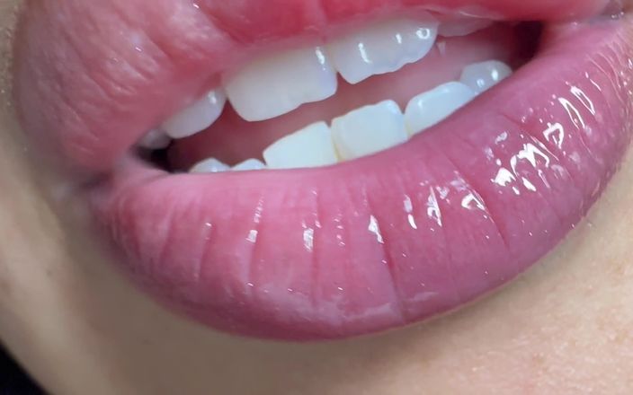 Asmr_mouth: Giantess把这个小男人塞进她的嘴里