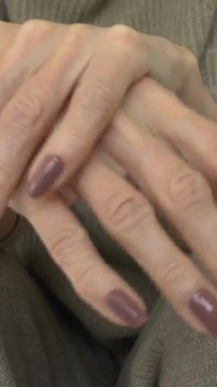 เลดี้วิกตอเรีย วาเลนเต้ - ชุดไหมพรมแคชเมียร์ มือสวยงาม เล็บสีโกโก้ ถ่ายใกล้ JOI