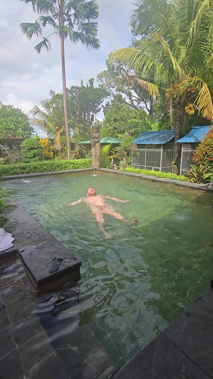 Jimbob Star GAY: Jimbob masturbándose en la piscina