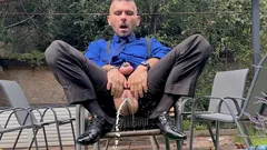被锁鸡巴的适合男人玩弄他的男人阴户并穿着透透的袜子撒尿
