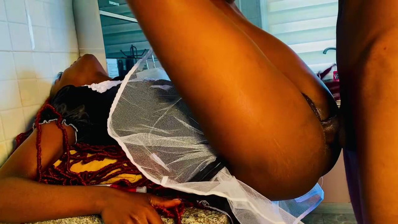 SEXXY-DAISY: Pokojówka bierze BBC mercilesly na blacie kuchennej