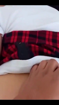 Cikgu meyakinkan pelajar untuk berkongkek dan dia pancut dalam brek! Pelajar makan air mani cikgunya
