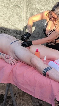 Massaggio nudo all'aperto con bionda sexy