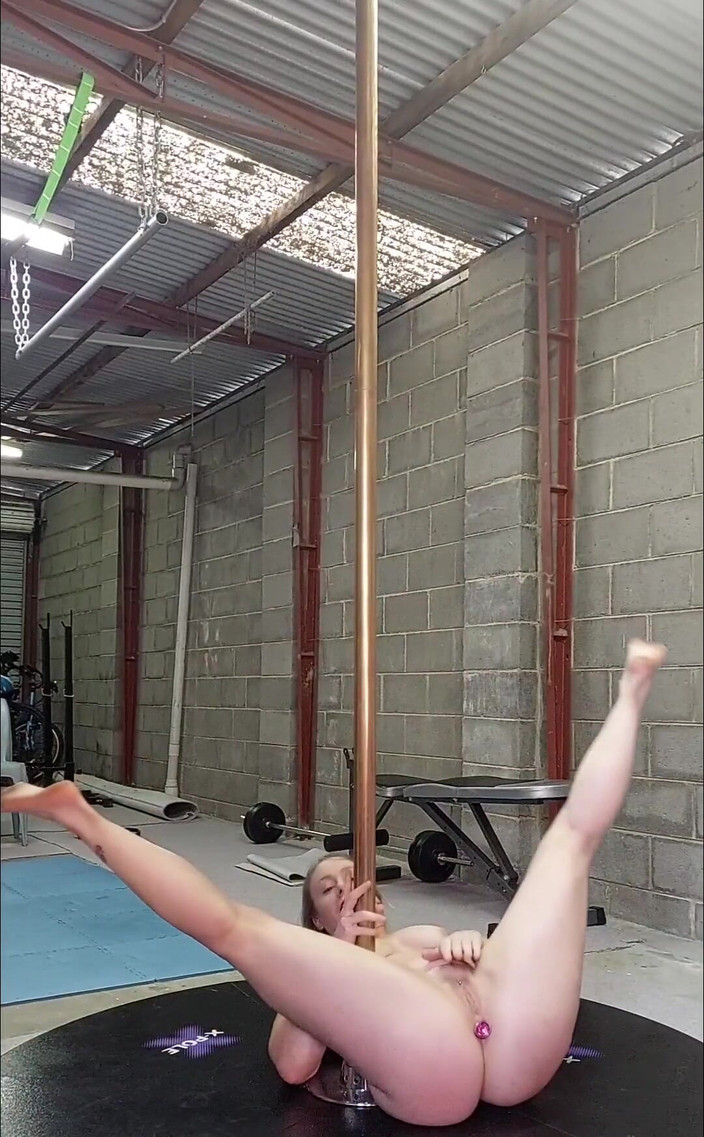 Michellexm: बट प्लग के साथ नग्न पोल नृत्य