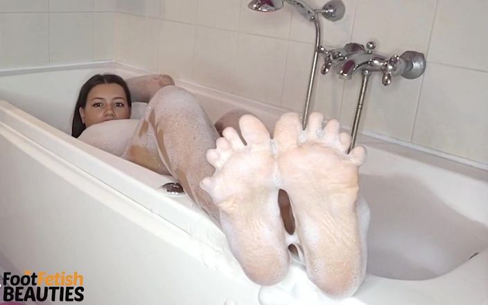 Foot Fetish HD: Bombă super-fierbinte Dexye face o baie și își etalează picioarele sexy