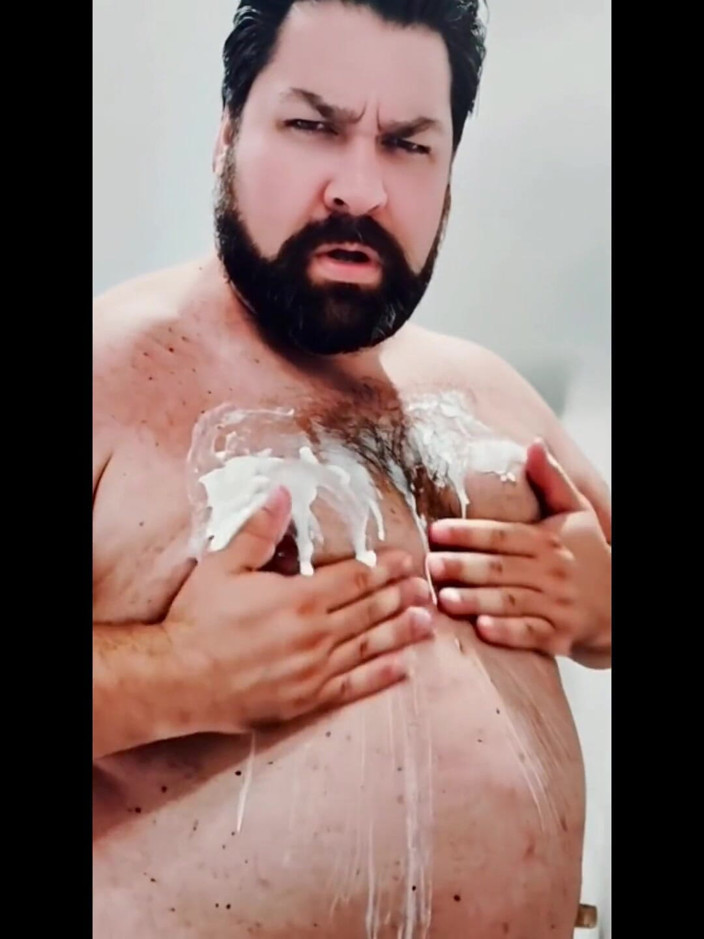 Brewster Bear: Gruby Tata Niedźwiedź Bije Mięso Swojego Mężczyzny