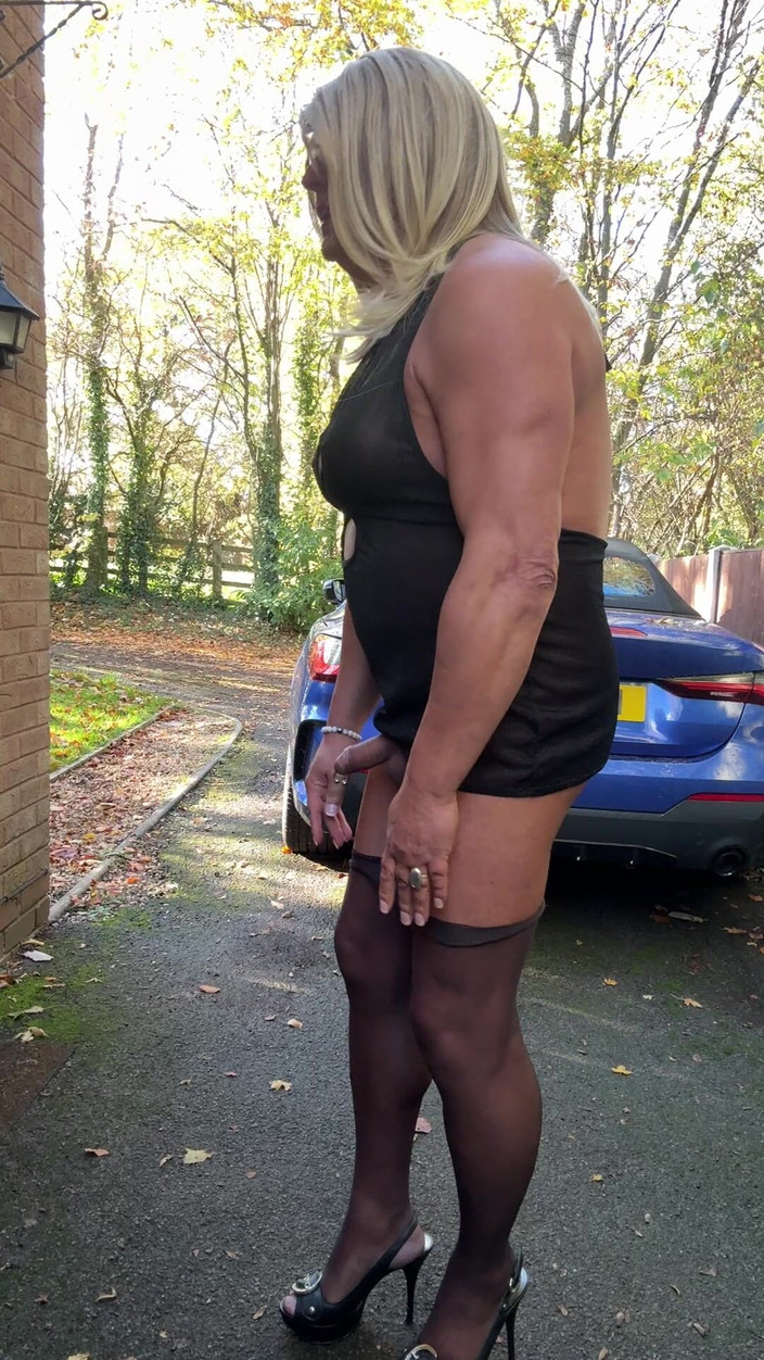 Kellycd2022: Sexy crossdresser Kellycd2022 en negro ver a través de vestido...