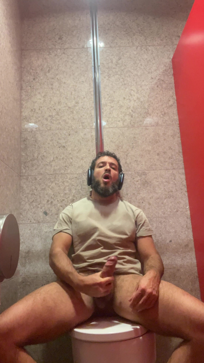 Paul Tergeist: Jerking off in the Airport