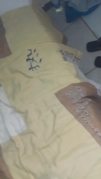 Pokud mi nedáte svou panenskou kundičku, řeknu vaší nevlastní matce o piercingu, který jste dostala na hruď