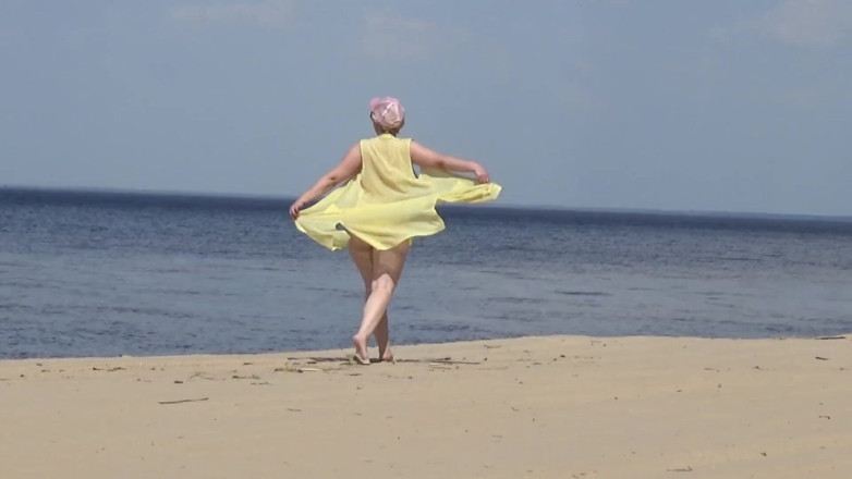 RedRoseRus: Mulher suculenta andando nua na praia