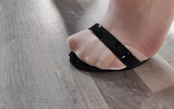 EricSkyMDH: Nové nylonové punčocháče jsou inaugurace s footjobem