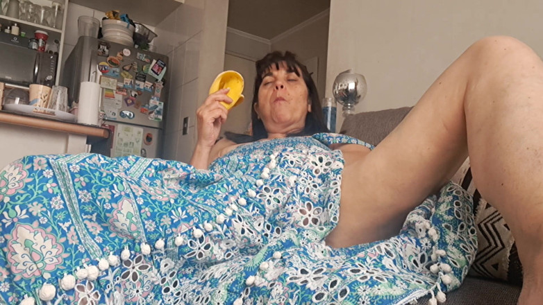 Mommy big hairy pussy: 보지를 만지는 안락의자 새엄마