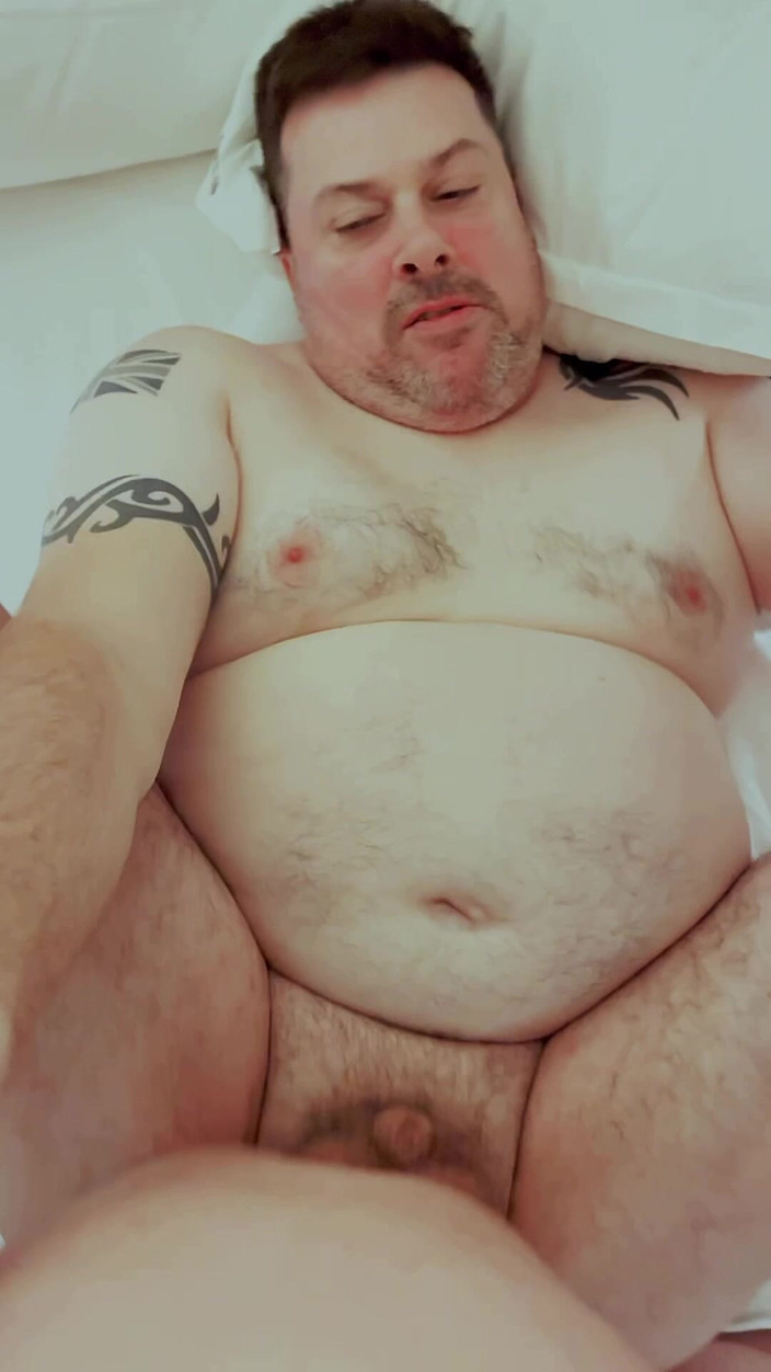 uktattooedchub74: Deliğimi parmakla sik deliğimi sik