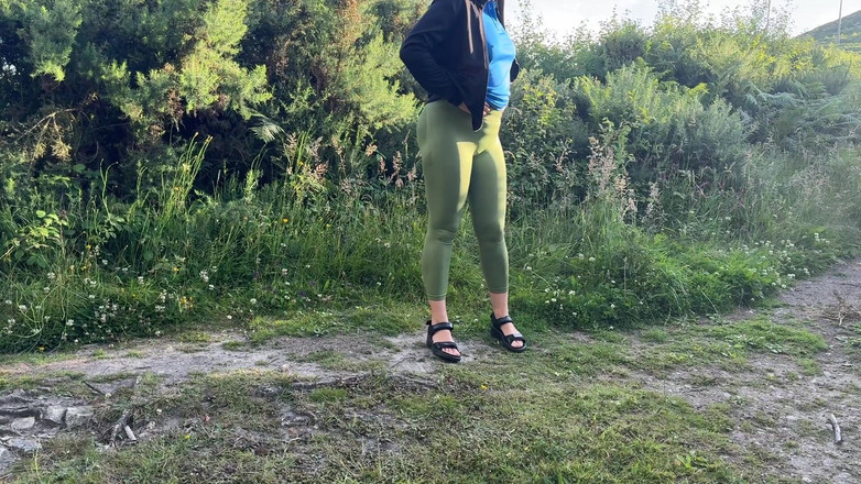 Emma Voyeur: 女孩在森林里撒尿