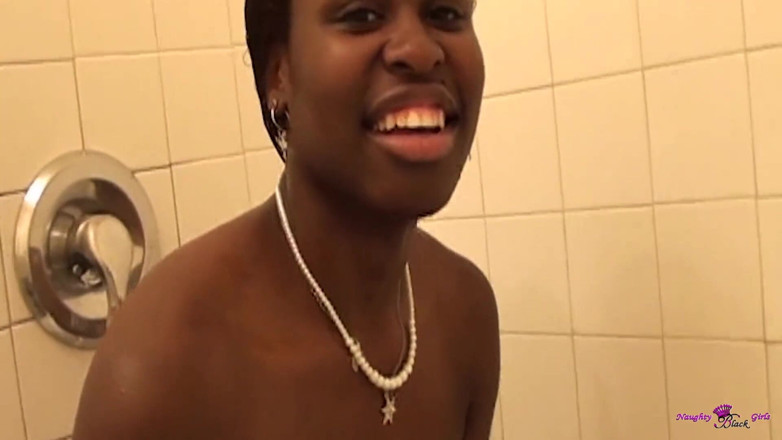 Naughty Black Girls: Tristina millz è così eccitante che è entrata nel bagno con i...