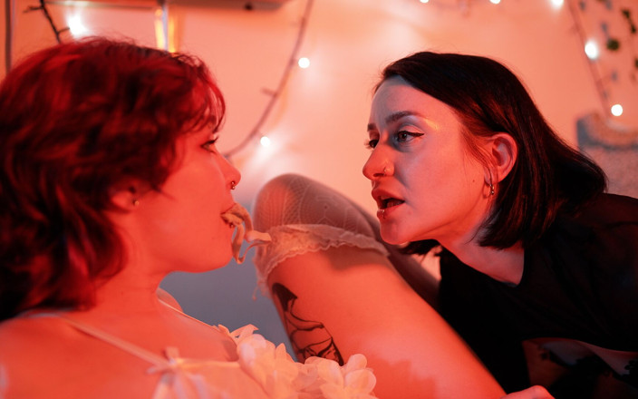 Miss Flora: Penguasaan lesbian dan penafikan orgasme dengan Cendawan Sofi
