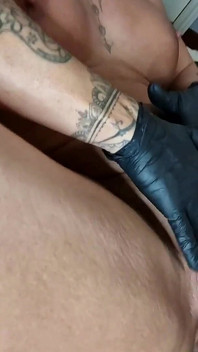 De teef Danaxmuscles zuigt en neukt de buurvrouw