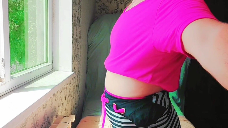 Kitty_Cross: Une trans se branle à la maison, première partie, éjacule dans la...