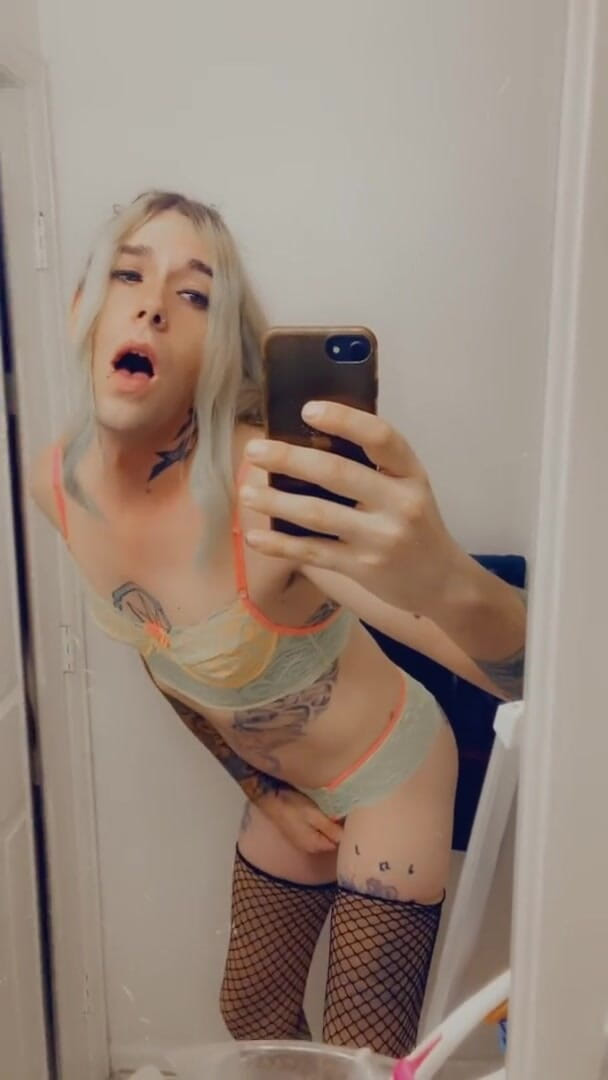 CarmenMelatonin: Gagica în bikini trebuie să fie futută