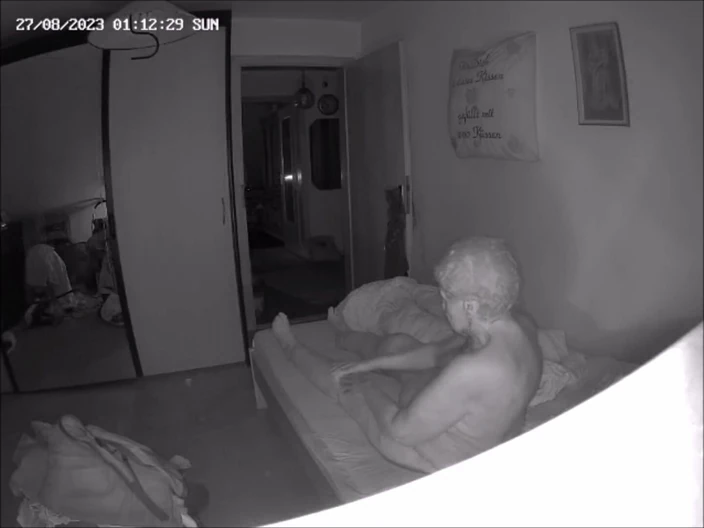 Heisseoma: La nonna si masturba di nuovo la figa a tarda...