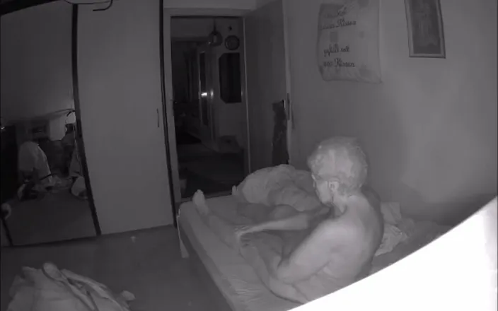 Heisseoma: Granny Jerks Her Pussy Again Late at Night