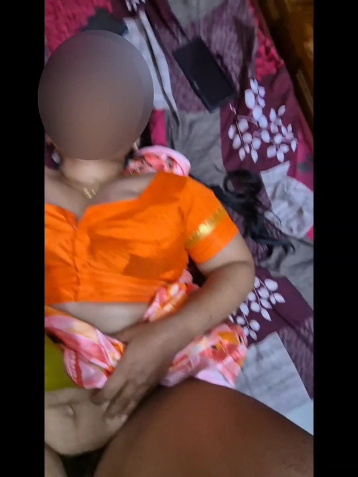 Black & white desicat: Seksowna indyjska gospodyni domowa Sreejaa w pomarańczowej bluzce i Sari...