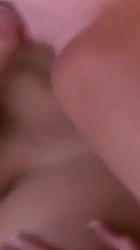 La calda MILF si scatena con due ragazzi contemporaneamente