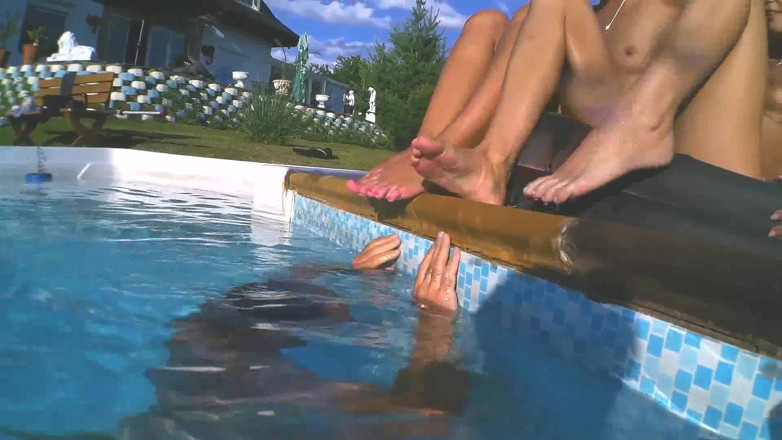 Foot Girls: Тінки на водних лижах, веселощі домінування ніг!