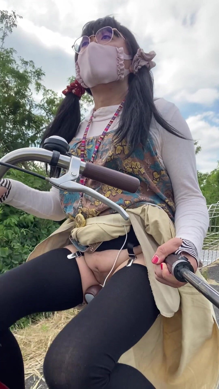 megu2002: Nr 241 Cykling med min fitta på full display