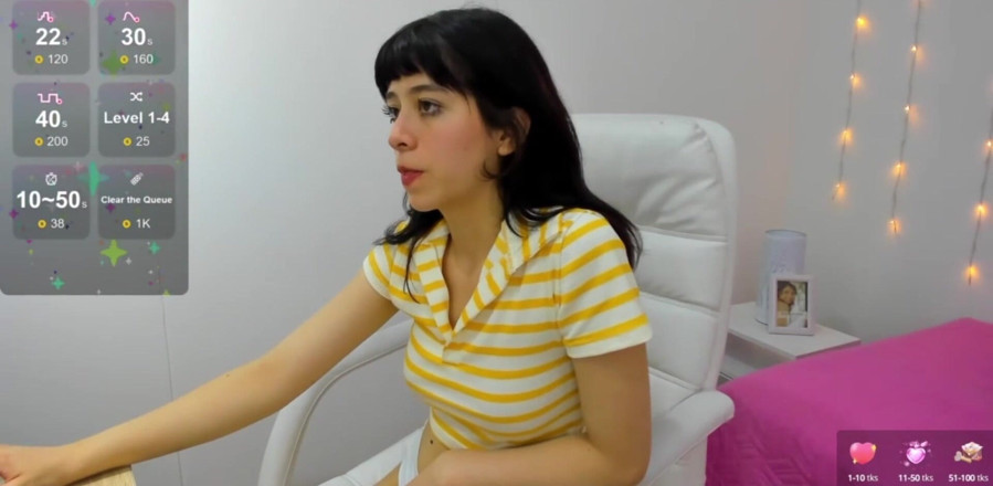Elisabeth Garban: Latina met een perfect mager lichaam masturbeert in haar kantoor...