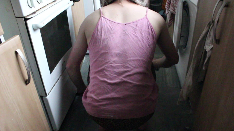 Lilly Disgrace: Menyapu lantai