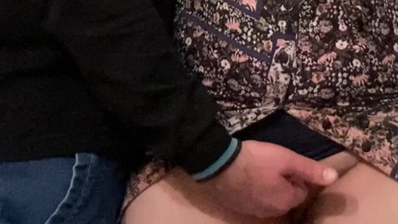 Niki studio: 性感熟女在地铁里被揉阴蒂