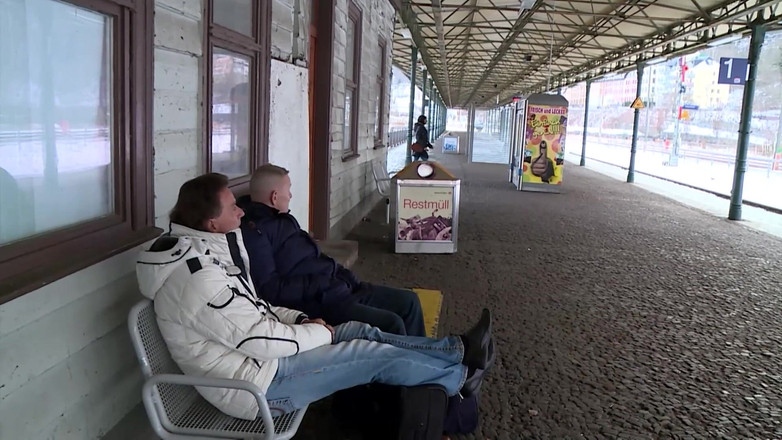 DEUTSCHLAN PORNO XXX: Sexy holky uspokojí mokré kundičky se dvěma gigantickými ptáky trojka...