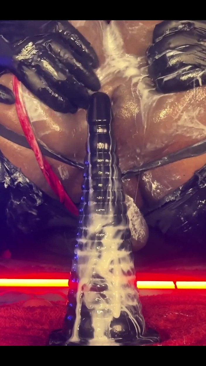 DipsoDeep: Femboy bottom dipsodeep besahnt arschloch mit großem dildo - anal training