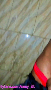 Crossdresser khoe âm vật của cô ấy và thủ dâm