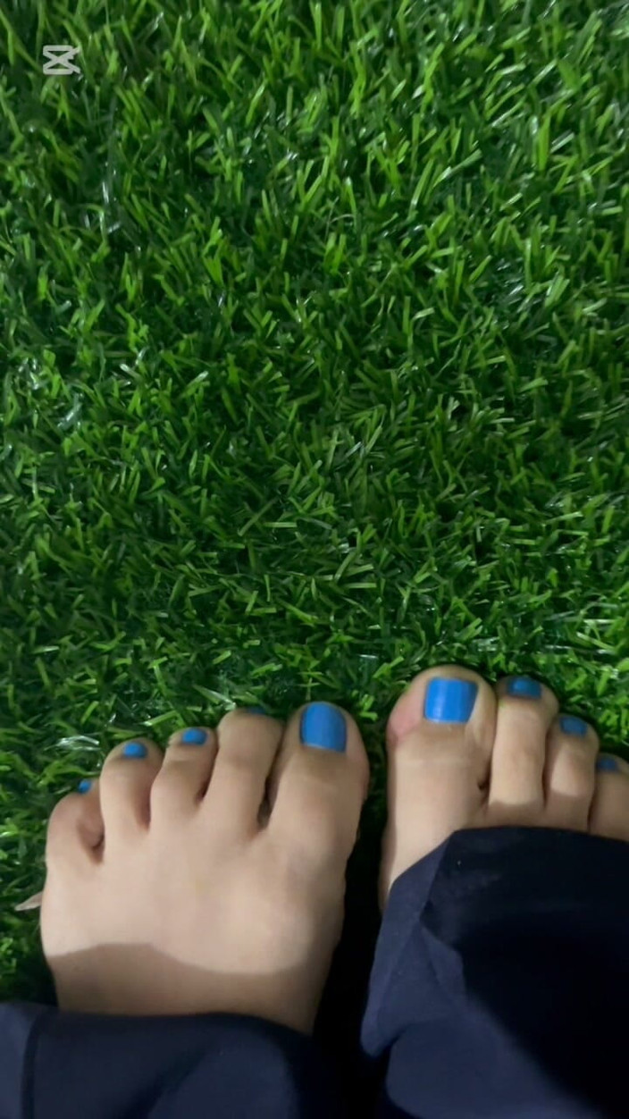 Dalyla: Pies Sucios En Pasto