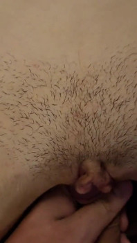 Echtes selbstgedrehtes video mit einem dünnen mädchen auf der Couch