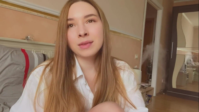 Loly Lola: Beautiful Girl's Pussy Throbs and Cums