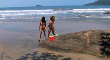 Lesbian Illusion: Seks lesbian gila di luar pantai